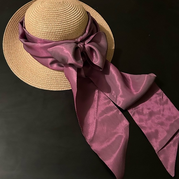 Summer straw hat
Pretty straw hat with mauve-pink ribbon
Never used - Picture 2 of 4